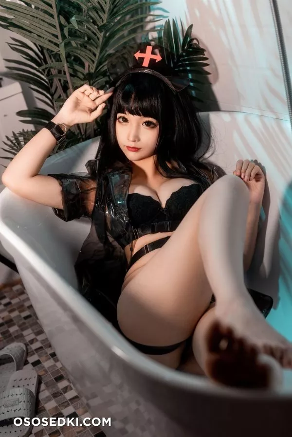 Black and white nurse - chunmomo - 2